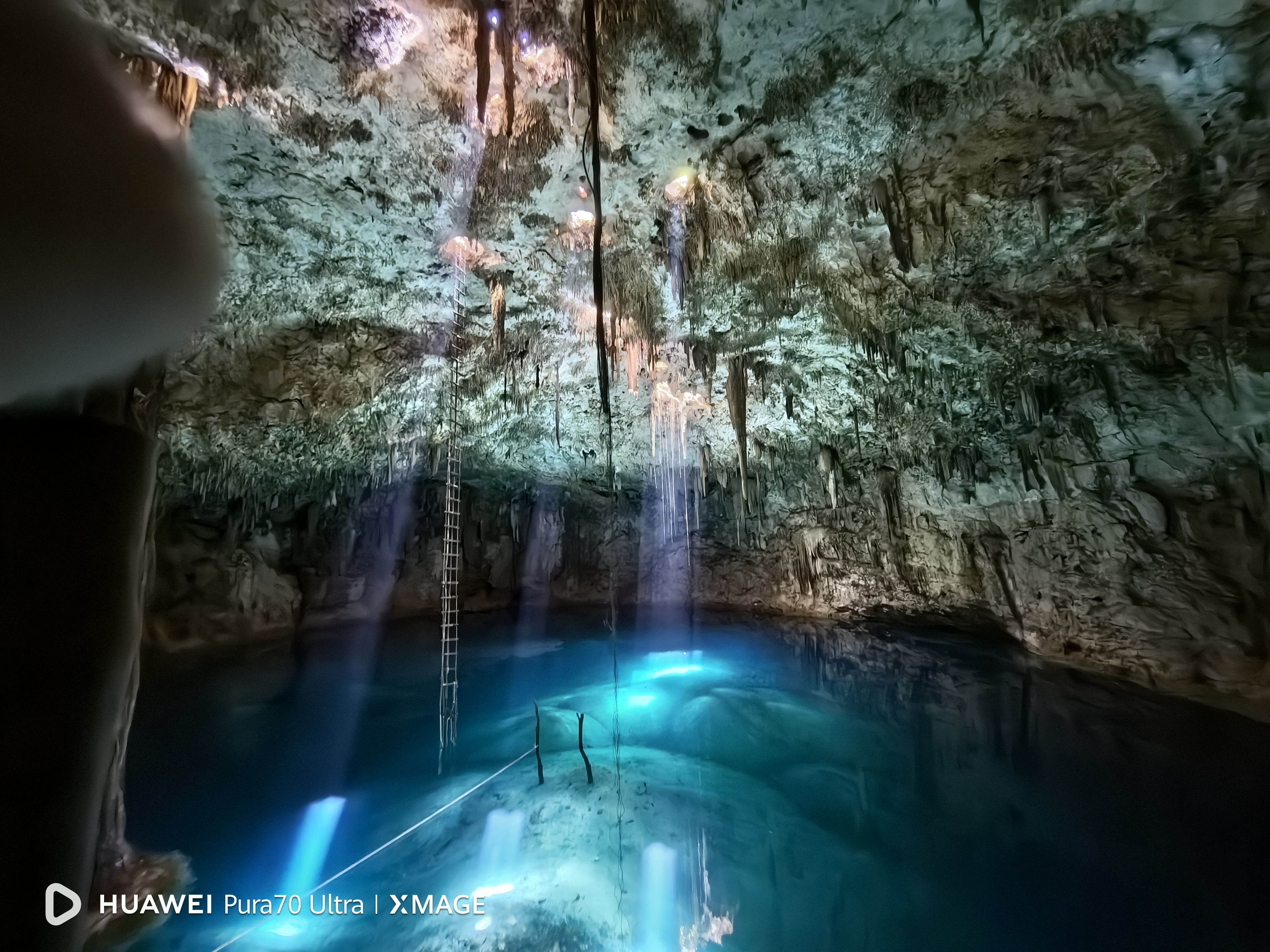 Bóveda de estalactitas y aguas turquesa del cenote