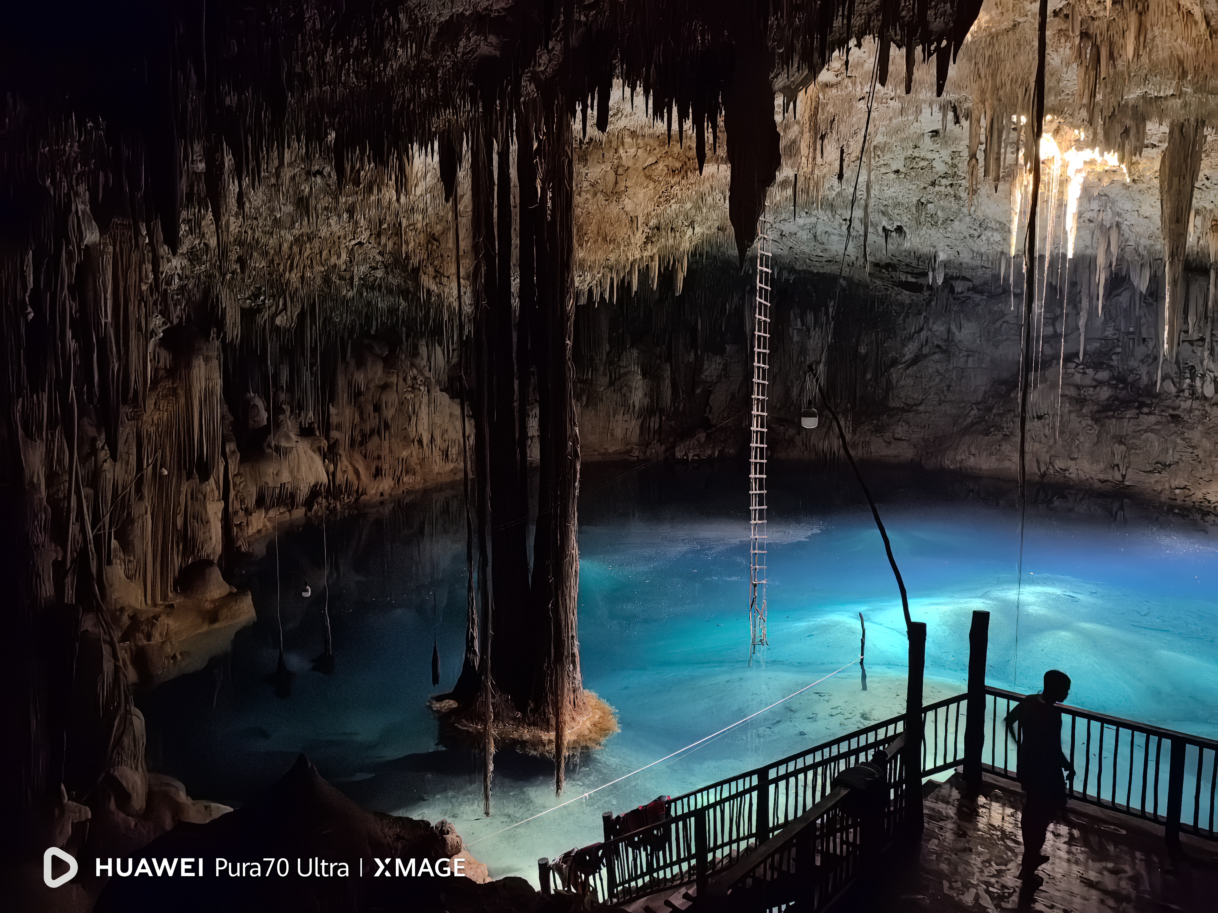 Vista panorámica interior del cenote con aguas turquesa